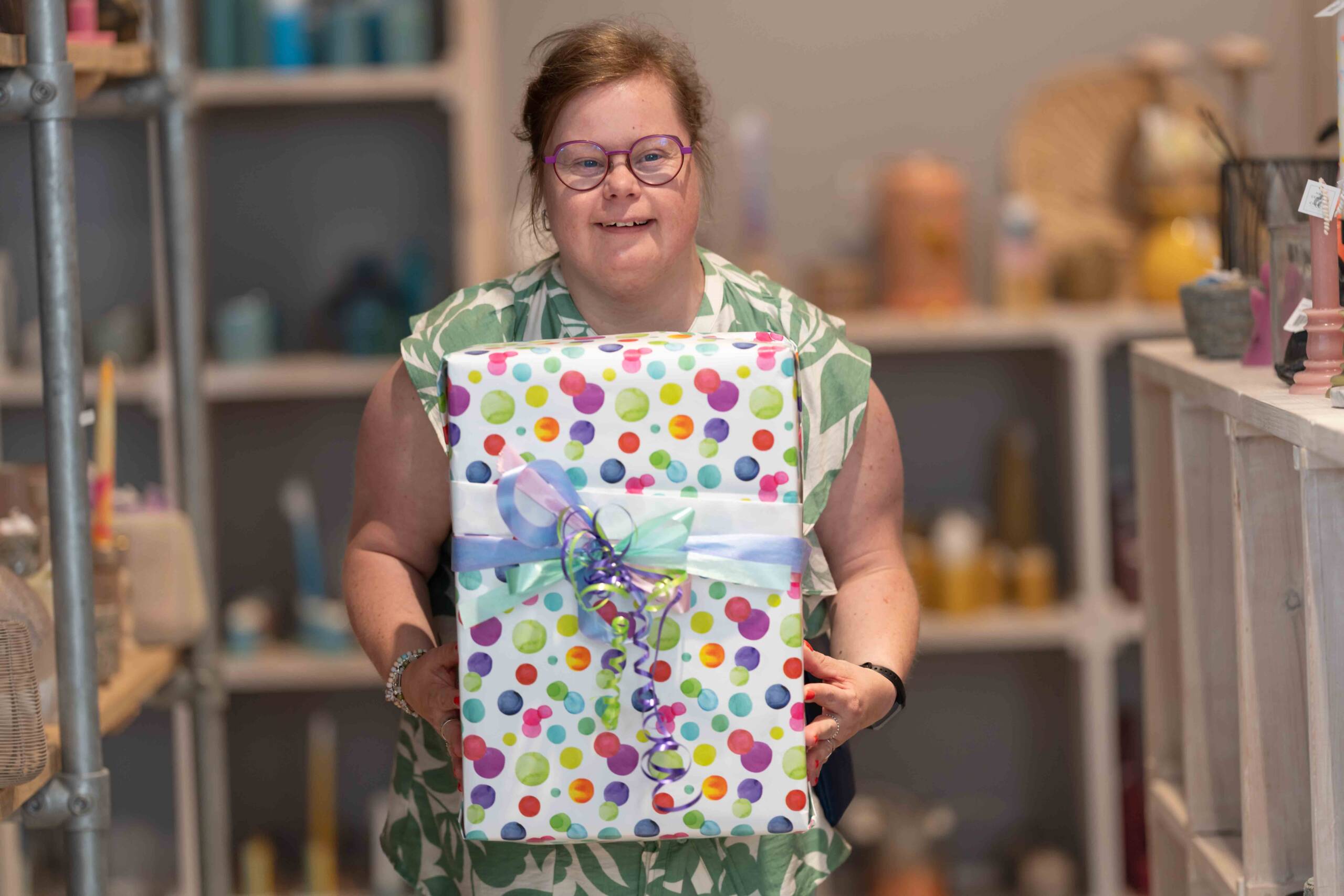 Cliënt helpt klanten in de winkel Kado van Kleurkracht Emmeloord