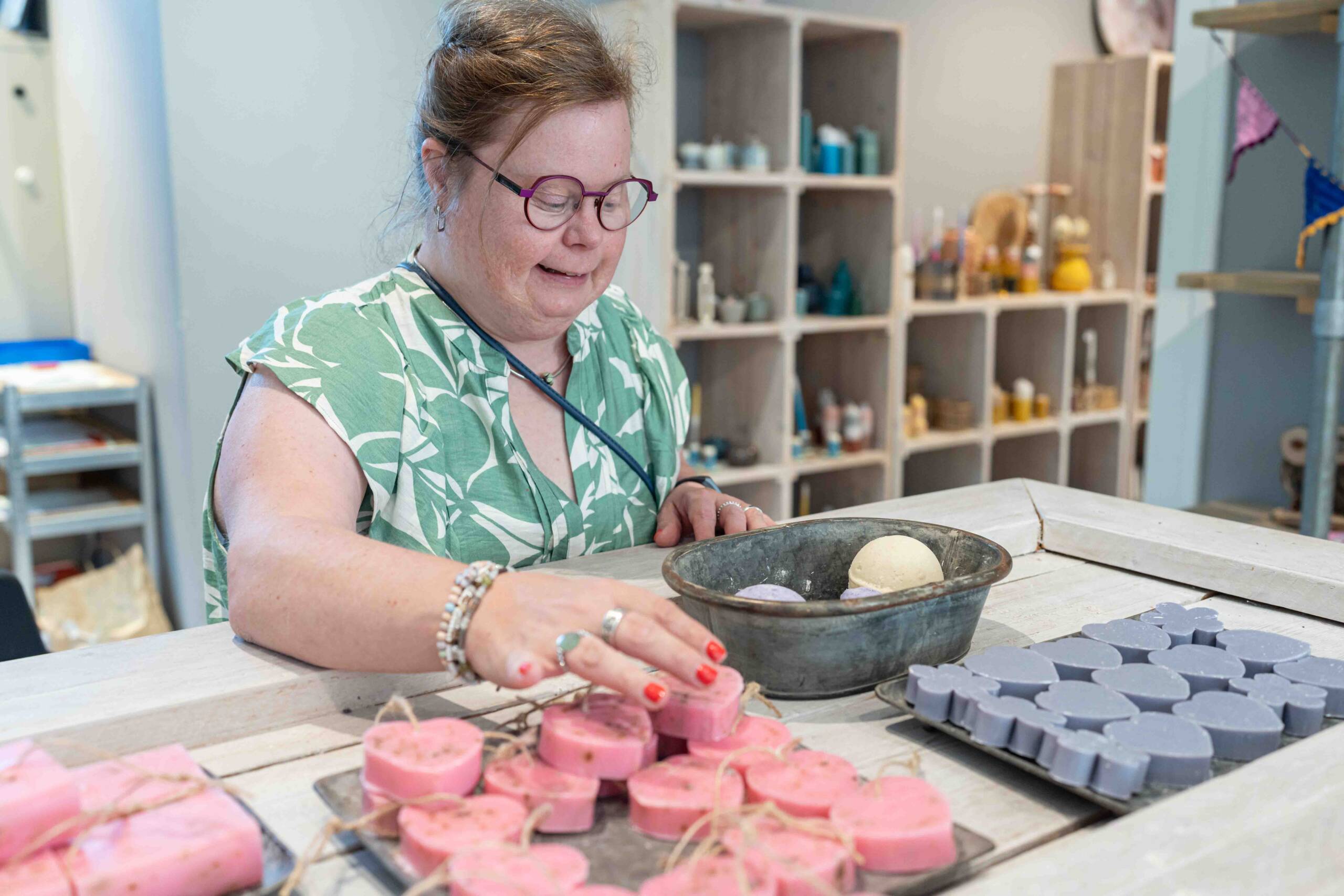 Handgemaakte theepakketten en cadeau-ideeën van Trudie bij Kleurkracht