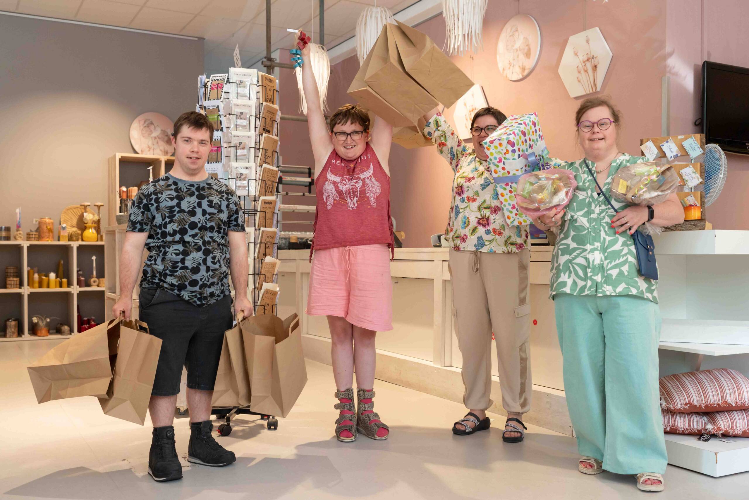 Makers van Kleurkracht aan het werk in de winkel