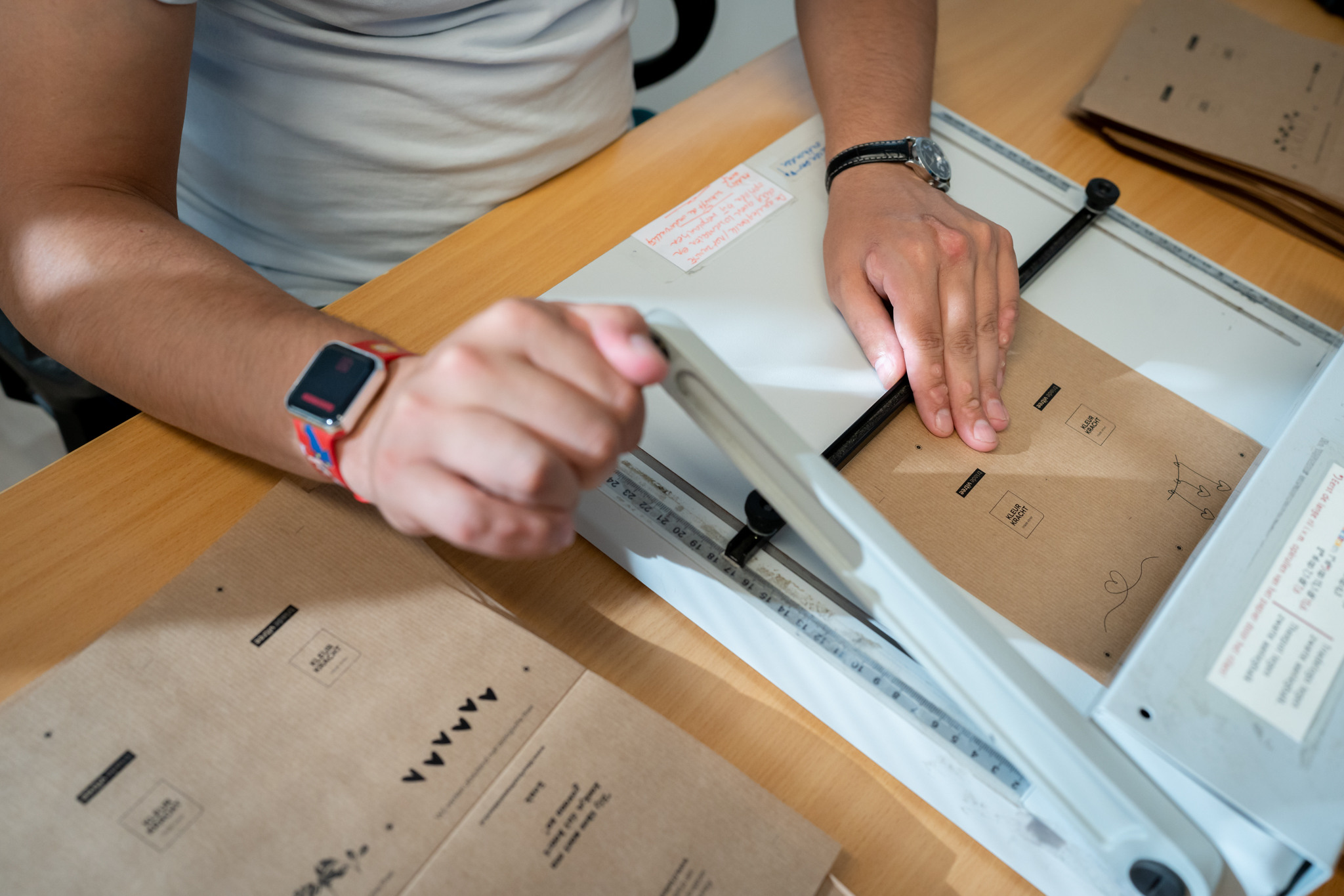 Stickers met merklogo – variabele data, klaar voor verzending