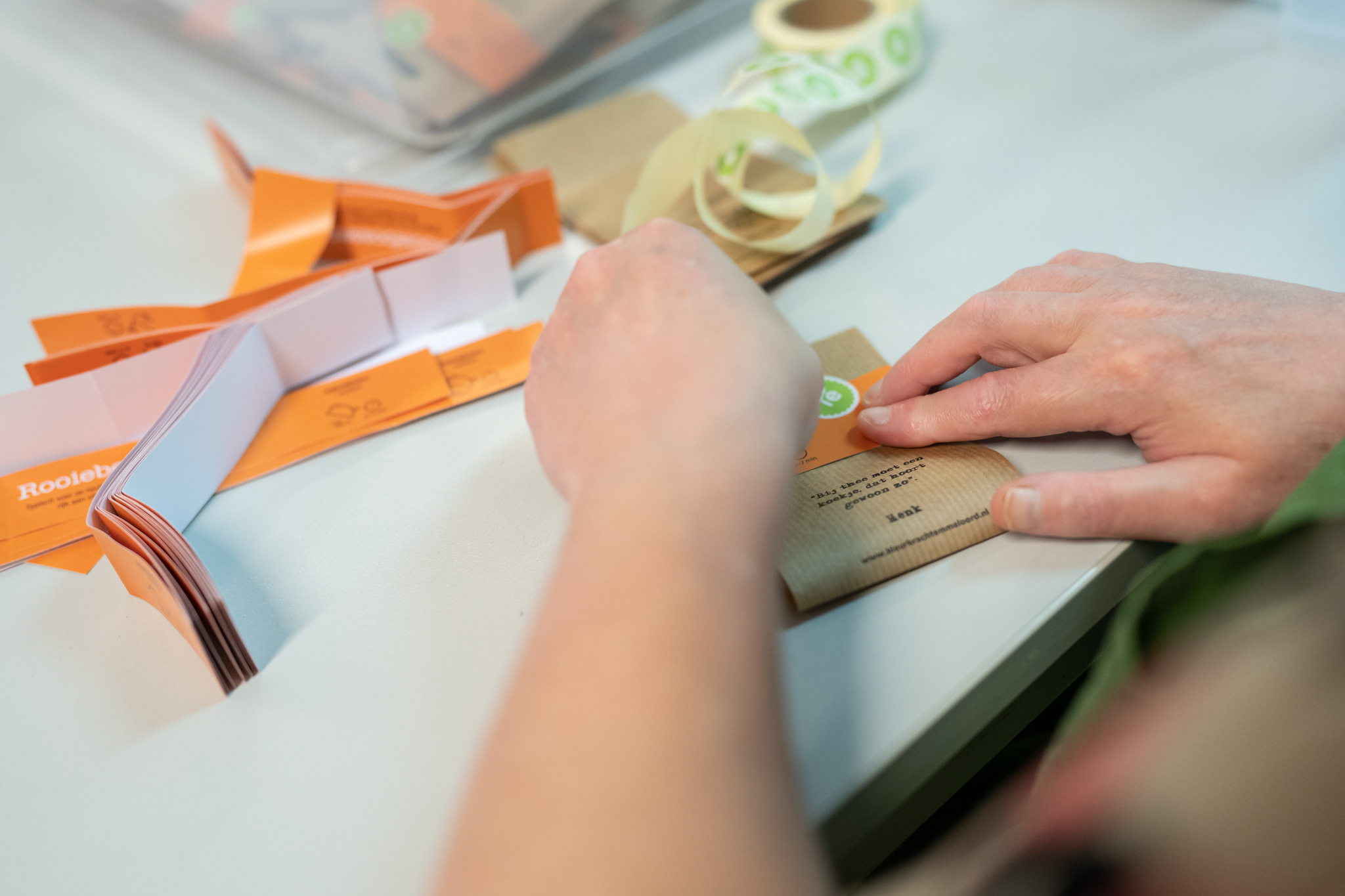 Bedrukte kaart met logo – envelop en lint, duurzaam papier